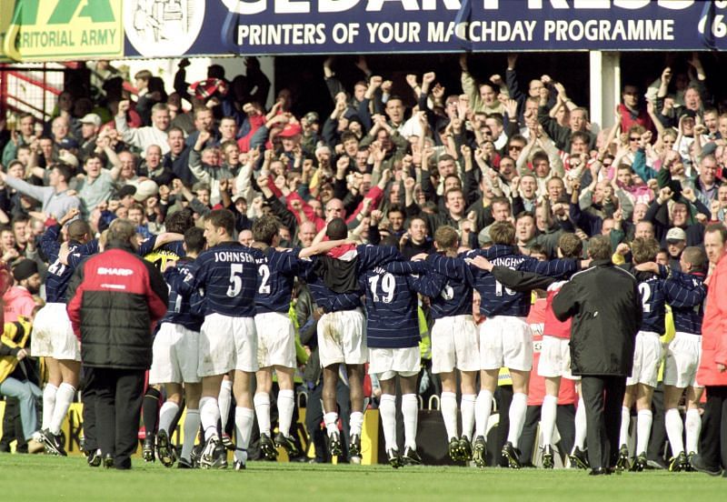 Manchester United players celebrate winning the 2000 Premier League